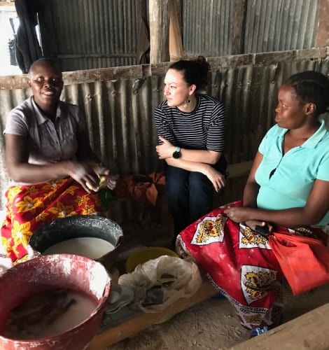 Kissing Couple Sculpture - Saltbox Sash