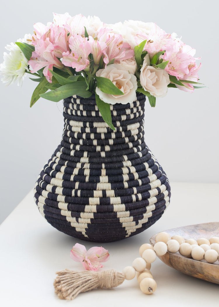 Black Rangi Vase - Saltbox Sash